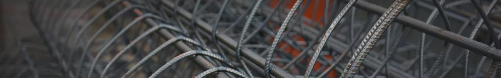 Processo de corte e dobra de aço com precisão industrial, utilizando maquinário avançado para conformação metálica em obras e estruturas.