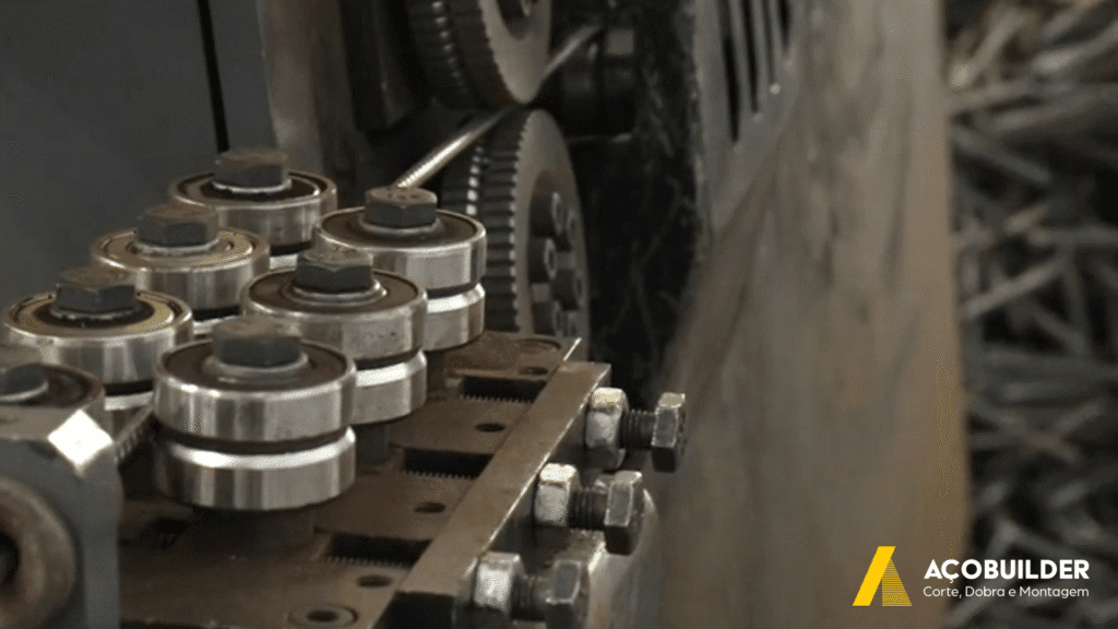 Linha de produção da AçoBuilder/Aço sendo moldado na máquina