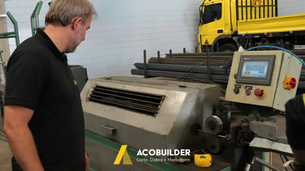 máquina de corte de aço sob medida sendo utilizada pelo colaborador